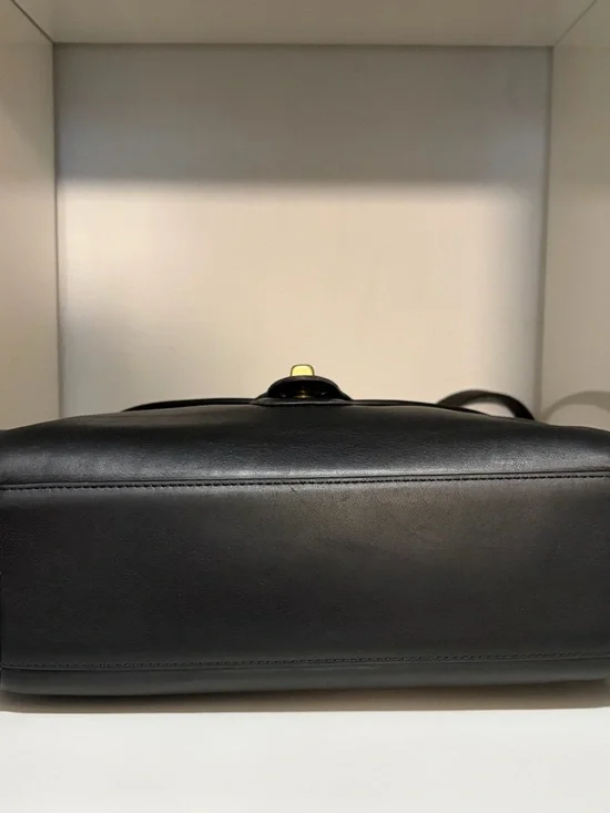 Vintage Coach Logan Bag (#9907) Black Leather Crossbody with Brass Turnlock - Picture 6 of 15